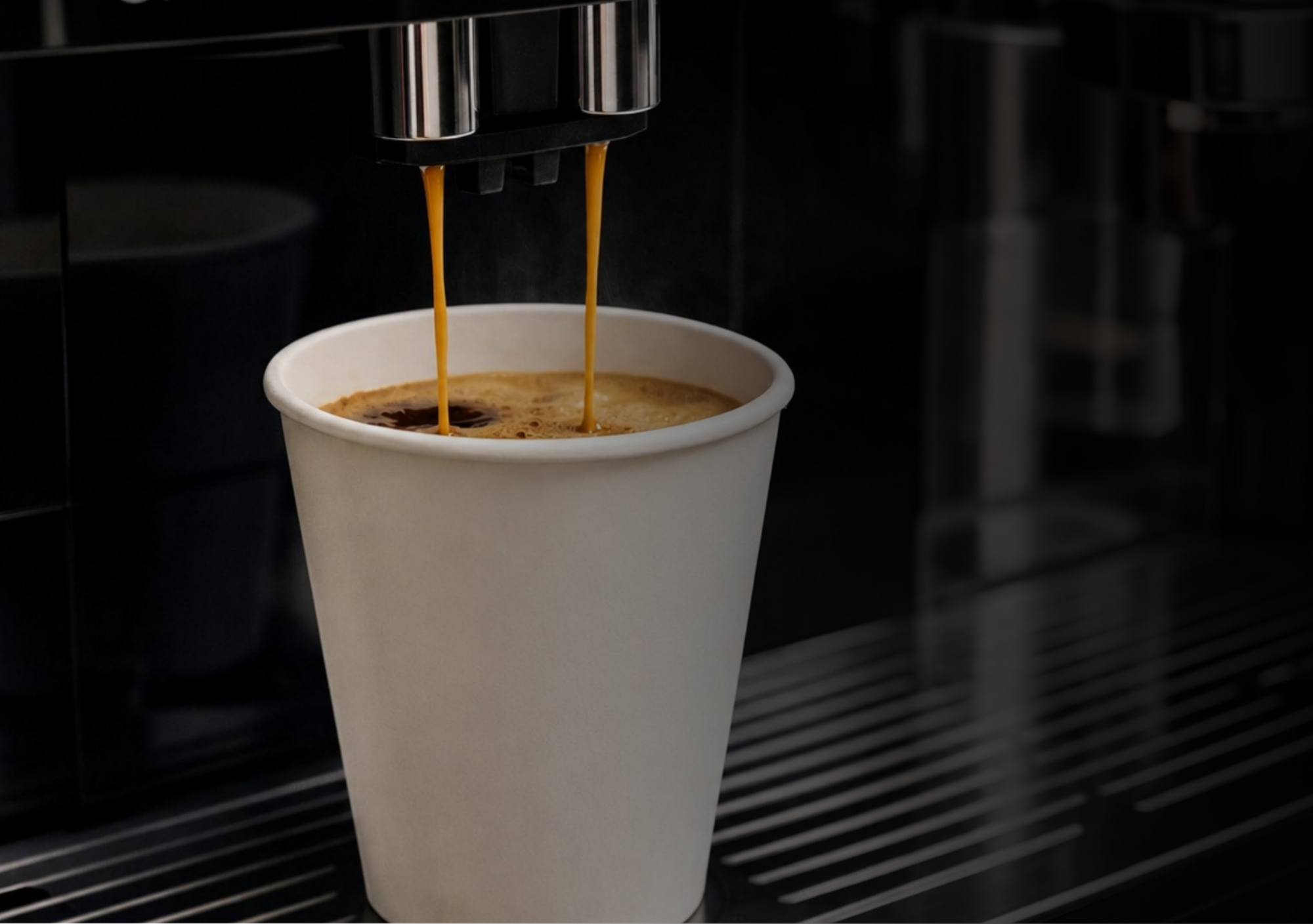 Coffee cup tijdens het zetten van espresso