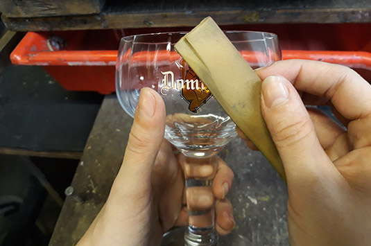 Overdrachtstechniek voor een decoratie op glas